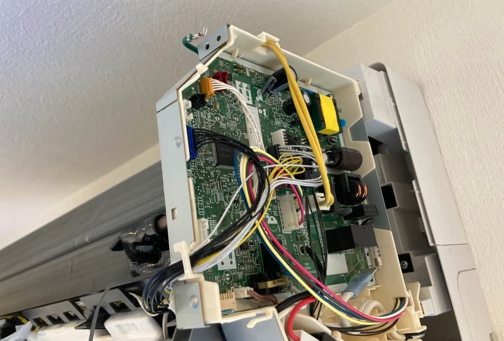 エアコン内部の電子基板と配線